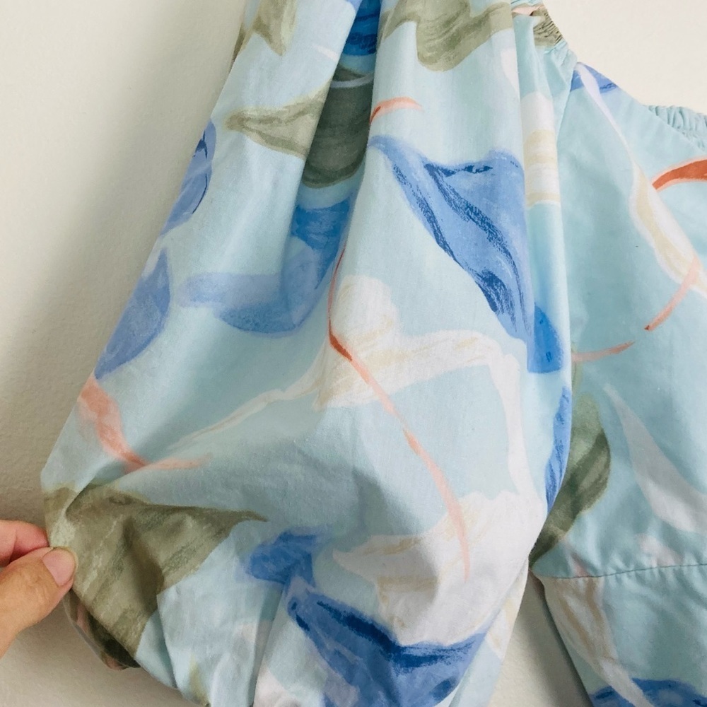 Abercrombie & Fitch pale blue abstract floral puff sleeve o-ring crop top. XL - Picture 3 of 7